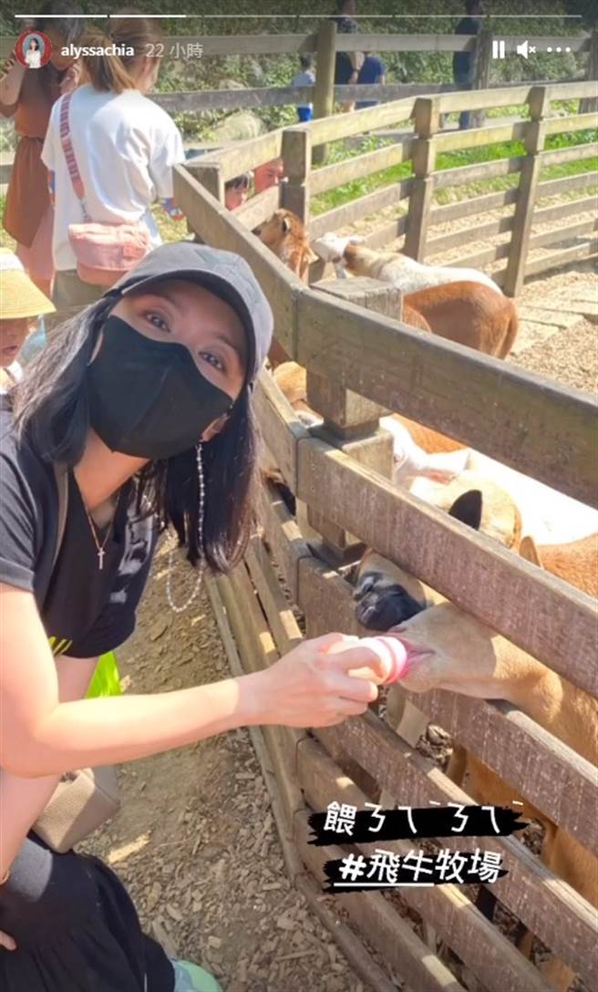 贾静雯喂动物喝奶。（图／IG@贾静雯）