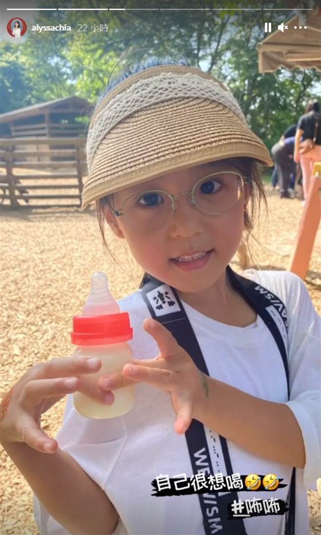 咘咘很想喝奶瓶的奶。（图／IG@贾静雯）