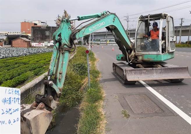 灌溉沟渠杂草丛生与堆积垃圾是云林县路容的最大杀手，县府工务处代农田水利处清淤，让路面看起来清爽。（云林县府工务处提供）