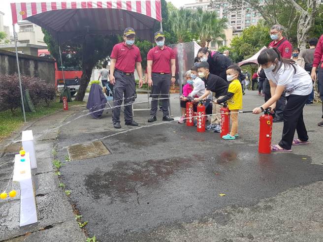 桃园市政府消防局第二大队龙冈分队于25日在马祖新村举办 「童趣马祖消防游」119宣导体验活动。（桃市消防局提供／邱立雅桃园传真）