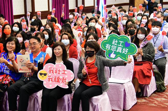 台東縣政府社會處25日舉辦社會工作人員表揚，共有39人獲獎。（莊哲權攝）