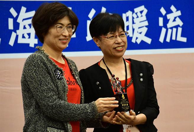 牧心董事長李艷菁（右）獲特殊貢獻獎，由台東縣長饒慶鈴（左）頒獎。（莊哲權攝）
