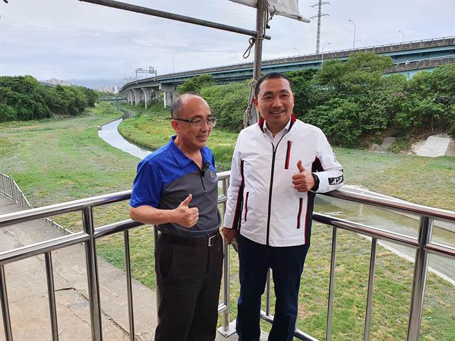 新北市长侯友宜今（25日）下午前往视察湳仔沟整治成果，与数百位居民一起见证湳仔沟的蜕变。（叶书宏摄）