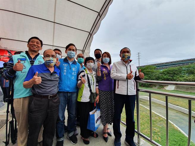 新北市长侯友宜今（25日）下午前往视察湳仔沟整治成果，与数百位居民一起见证湳仔沟的蜕变。（叶书宏摄）