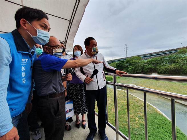 新北市长侯友宜今（25日）下午前往视察湳仔沟整治成果，与数百位居民一起见证湳仔沟的蜕变。（叶书宏摄）