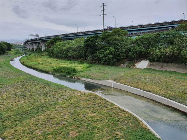 新北市长侯友宜今（25日）下午前往视察湳仔沟整治成果，与数百位居民一起见证湳仔沟的蜕变。（叶书宏摄）