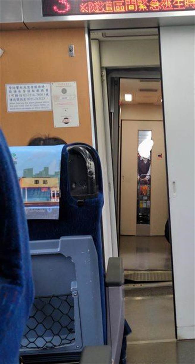 吴姓民眾24日搭乘从树林发车往知本的426次太鲁阁号，快抵达花莲站时，发现3车与4车间连通道明显歪斜，后方2车与3车却正常，随后将3车与4车编组号码TEP1007、TEM1014贴上PTT后，被眼尖的网友发现疑似和上午在武塔站撞到工人的405次太鲁阁号编组相同。（吴姓民眾提供／罗亦晽花莲传真）