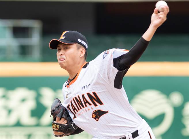 统一狮队投手江辰晏今天只先发0.2局被敲8安、失6分退场。（统一狮提供）