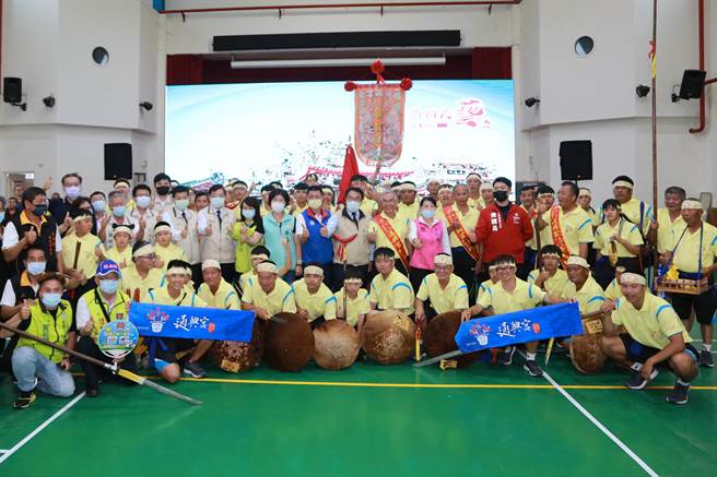 台南市长黄伟哲于25日至西港国中学生活动中心为「4月热闹庆艺香」活动开场，并听取区政建设成果。（台南市府提供／刘秀芬台南传真）