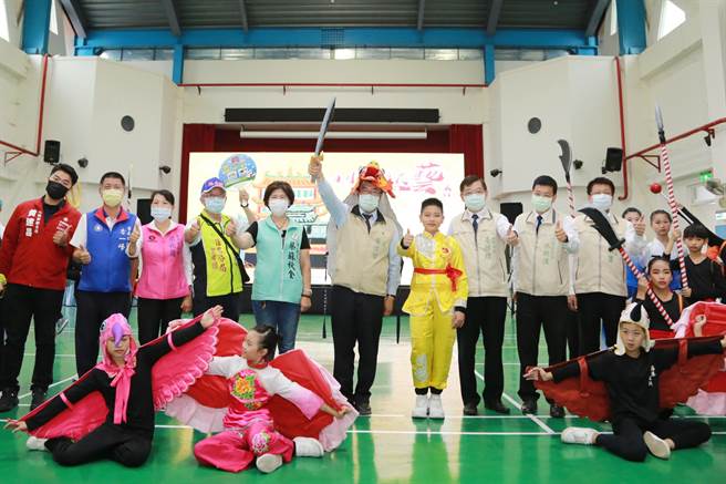 台南市长黄伟哲于25日至西港国中学生活动中心为「4月热闹庆艺香」活动开场，并听取区政建设成果。（台南市府提供／刘秀芬台南传真）