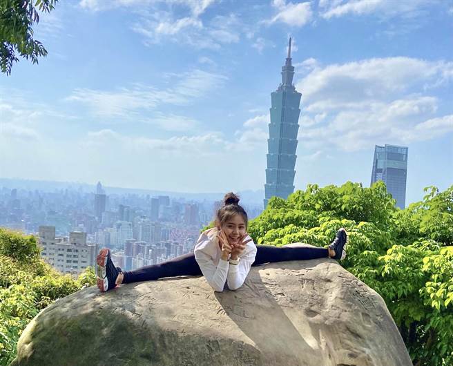 方琦秀超软Q劈腿绝技。（民视提供）