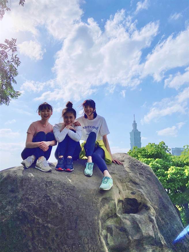 吴钰萱、方琦、周宇柔相约爬象山。（民视提供）