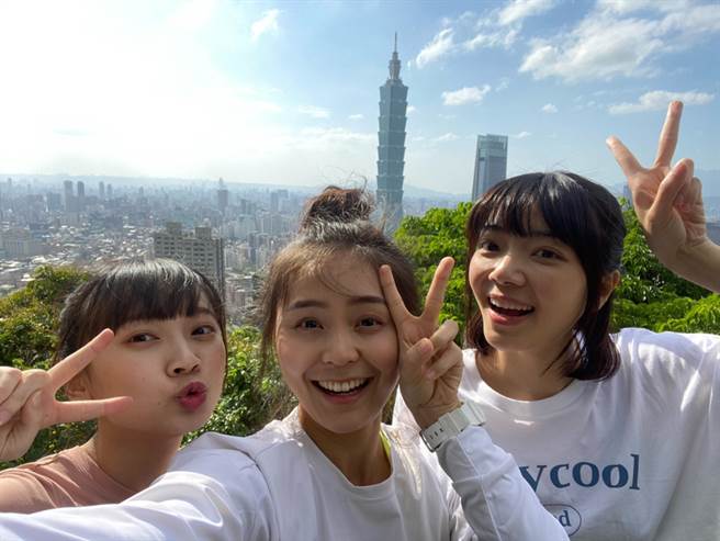 吴钰萱、方琦、周宇柔相约爬象山。（民视提供）