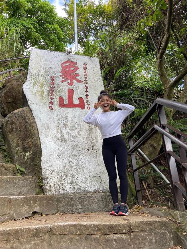 方琦爬象山。（民视提供）