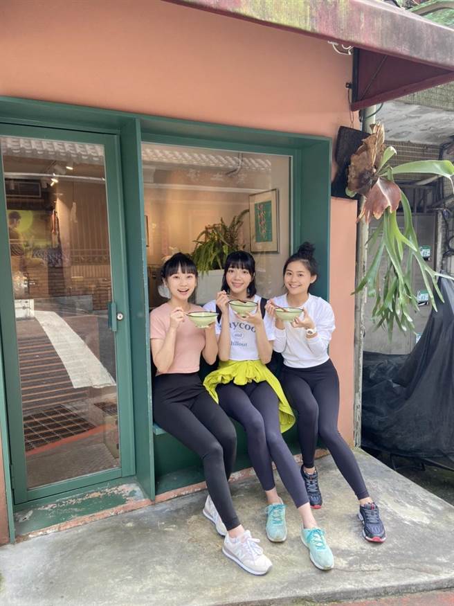 吴钰萱、方琦、周宇柔爬完象山吃爱玉。（民视提供）