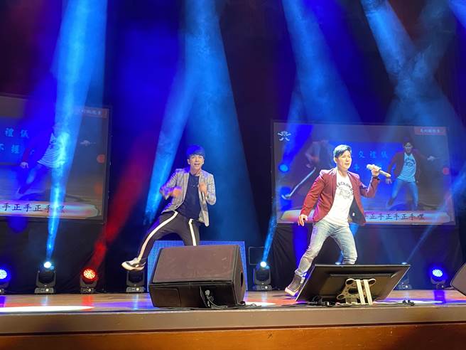 「让奉献成为一种荣耀」公益演唱会，25日在南投县文化局演艺厅登场，「台一线」熟男团体一现身，嗨唱「我的欧兜卖」，引爆开场。（张妍溱摄）