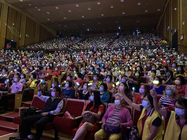 台上歌手劲歌热舞，台下挥舞萤光棒，场面嗨翻。（张妍溱摄）