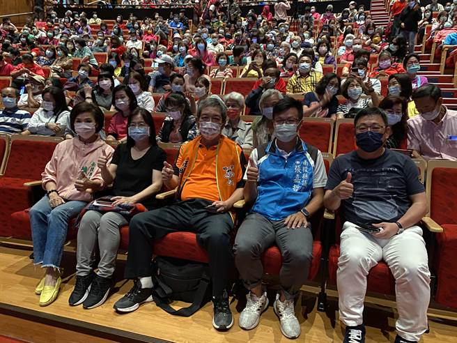 南投县议员张嘉哲（右2）、赖燕雪（左1），新竹市议员吴国宝（右1）、文化局副局长李玉兰（左2）等，大家齐聚公益演唱会，感谢志工辛劳。（张妍溱摄）