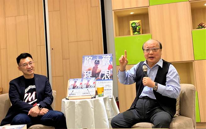 国民党主席江启臣（左）25日在签书分享会爆料，和前台中市长胡志强相熟的关键人物，竟然是金奖导演李安。（卢金足摄）