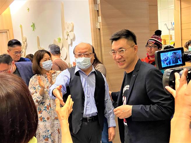 前台中市长胡志强（左二起）25日晚间出席国民党主席江启臣《破浪启程》签书会，很多市民争相握手。（卢金足摄）