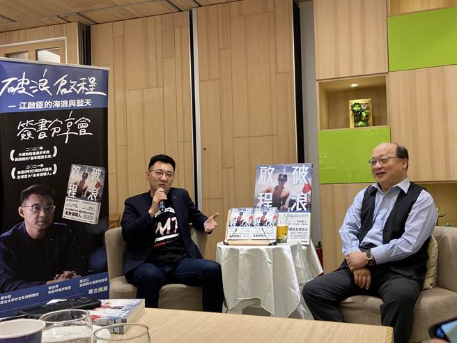 国民党主席江启臣（左）强调，未来政治道路不是为个人，是为台湾这块土地。（卢金足摄）