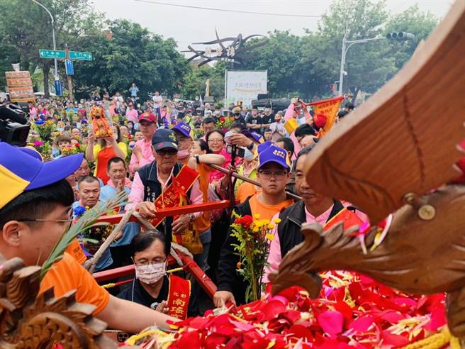 「百年徒步古香路」回銮，25日上午从员林起驾，沿着大村、花坛回到彰化市区，信眾在大埔路与英士路口群集接驾，随即展开市区遶境的重头戏，沿途信眾设香案热烈相迎，也展现对妈祖无比虔诚的热情。（吴建辉摄）