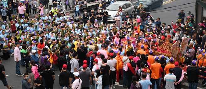 「百年徒步古香路」回銮，25日上午从员林起驾，沿着大村、花坛回到彰化市区，信眾在大埔路与英士路口群集接驾，随即展开市区遶境的重头戏，沿途信眾设香案热烈相迎，也展现对妈祖无比虔诚的热情。（吴建辉摄）