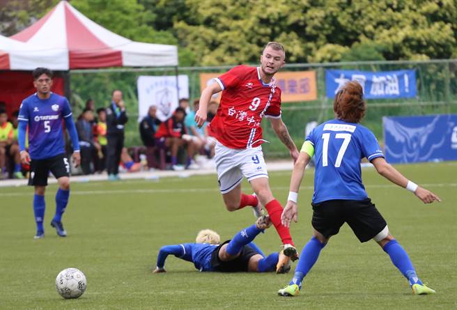 乌兹别克长人努力耶夫（中）对北市大同梅开二度，帮助台湾中油拿下本季第2胜。（中华足协提供）