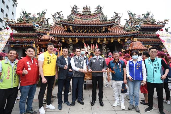 桃园景福宫首办武财神生日遶境，近千信眾响应。(蔡依珍摄)