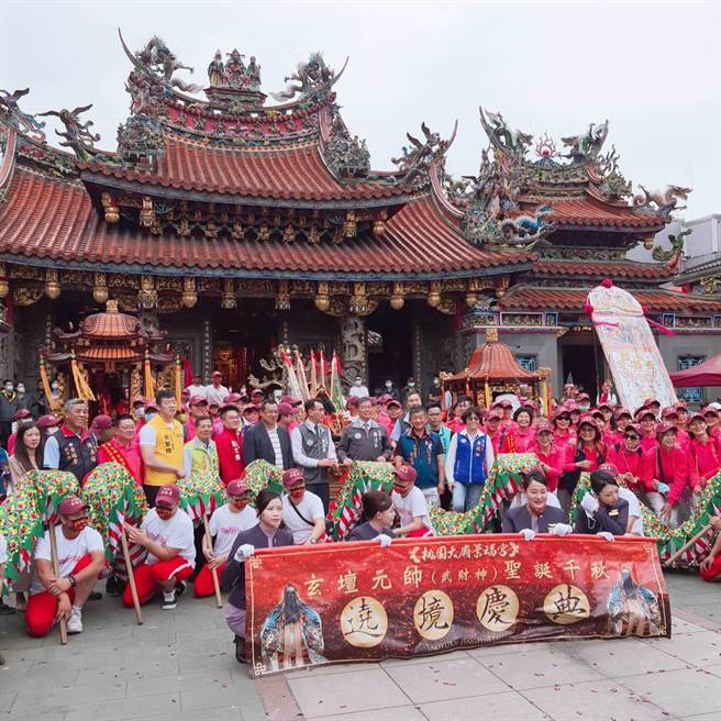 桃园景福宫首办武财神生日遶境，近千信眾响应。(蔡依珍摄)