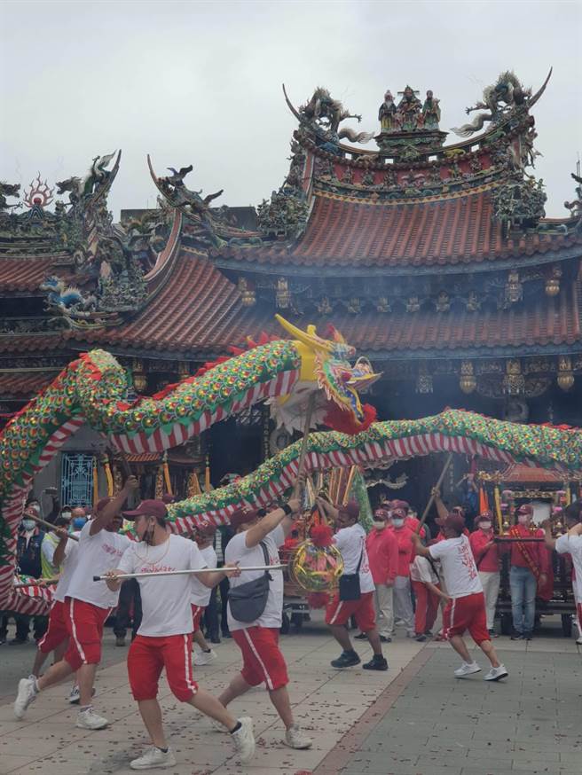 桃园景福宫首办武财神生日遶境，近千信眾响应。(蔡依珍摄)