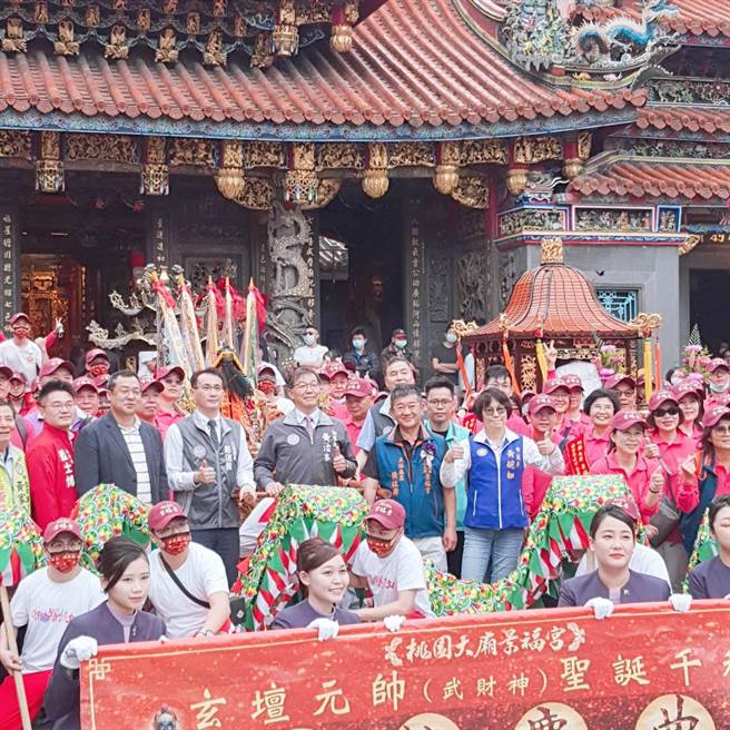 桃园景福宫首办武财神生日遶境，近千信眾响应。(蔡依珍摄)