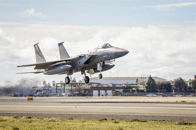 《洛杉矶时报》指出，加州国民兵F-15C曾被准备用于威吓对政府不满的民眾。图为第144战机联队F-15C。（图／第144战机联队）