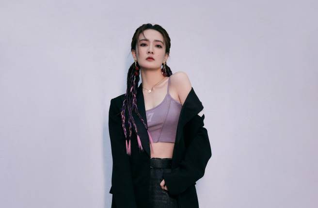 徐璐辣穿超热裤跳舞，微博还以「徐璐漫画腿」登上热搜榜。（图／取材自徐璐工作室微博）