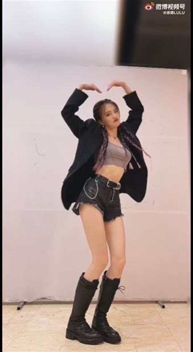 徐璐身材超辣。（图／取材自徐璐微博）