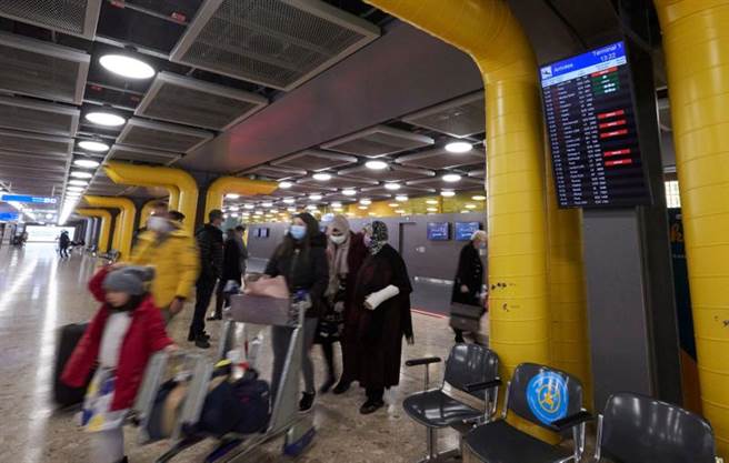 瑞士已发现第一例新冠肺炎印度变种病毒病例。图为旅客走出日内瓦国际机场。（图／路透社）