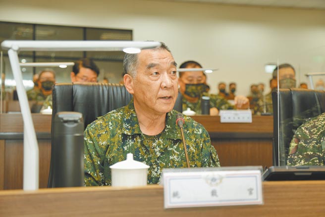 国安局报告指出，中共建党百年之际，在涉及主权议题的态度更趋强硬，恐增加我国应处压力。国防部前天起进行的汉光37号兵推，就以「料敌从严」角度出发，兵推期程长达8天7夜，模拟双航母、歼-20匿踪战机攻台情境。图为国防部长邱国正主持「汉光37号」演习复合式兵棋推演精神讲话。（军闻社）