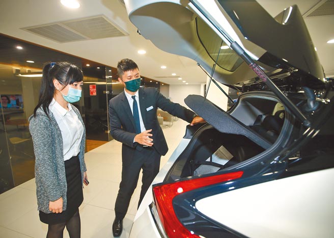 原料飙涨，加上海运价也涨，国内三大车厂第四季可能调高车价3%到5%。图为消费者前往日产展示间探寻新车性能与车价。（陈怡诚摄）