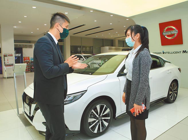 晶片短缺問題未獲解決，缺車3個月已成家常便飯。圖為消費者前往日產展示間探尋新車性能與車價。（陳怡誠攝）