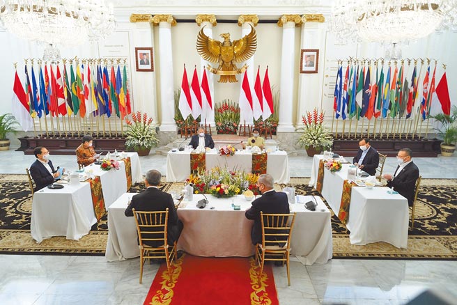 东协24日下午将在雅加达举行峰会，讨论缅甸情势，印尼外交部长勒特诺（后排右1黄衣者）23日晚间与东协外长召开工作会议。（印尼外交部提供）