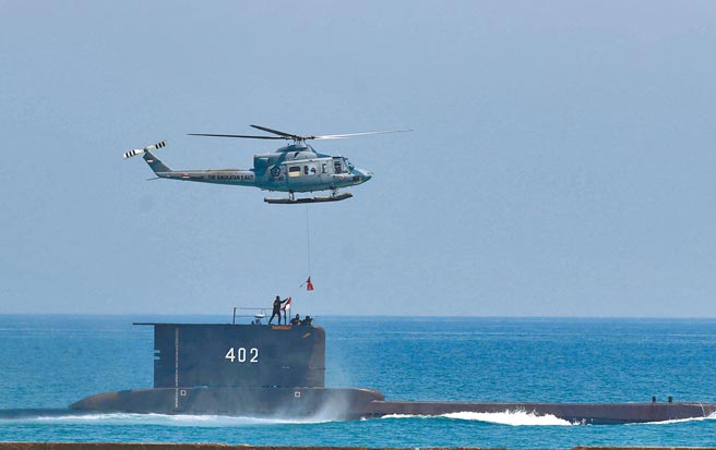 印尼一艘潛艦日前失蹤，各國紛紛馳援，最新消息已發現油跡及殘骸片，應可確定遇難。我國海獅、海豹兩潛艦爺爺級潛艦，可能存在風險，層峰應考慮除役。圖為印尼潛艦「南格拉號」2017年參加軍演的檔案照。（美聯社）