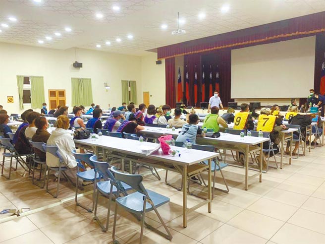 移工染毒问题严重，警方3月在桃园舞厅带回96名移工採尿。（本报资料照片）