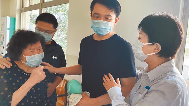 男童的姑婆（左前）见到市长卢秀燕探视，当场痛哭失声，呼喊「还我们一个公道！」。（读者提供／张妍溱台中传真）