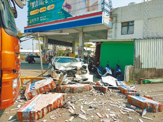 74歲江姓老翁24日在嘉義市新民路一處加油站洗車，疑似身體不適急踩油門暴衝自撞加油站旁圍牆，還波及兩名加油站員工，釀1死2傷意外。（讀者提供／呂妍庭嘉義傳真）