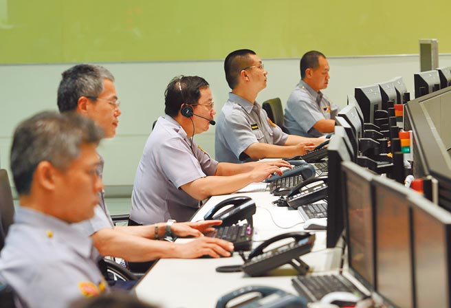 根据内政部统计，去年全国各消防机关119电话，与救灾救护无关的电话共107万通，平均每天大约3000通。，图为台北市警局勤务中心处理民眾报案情形。（赵双杰摄）
