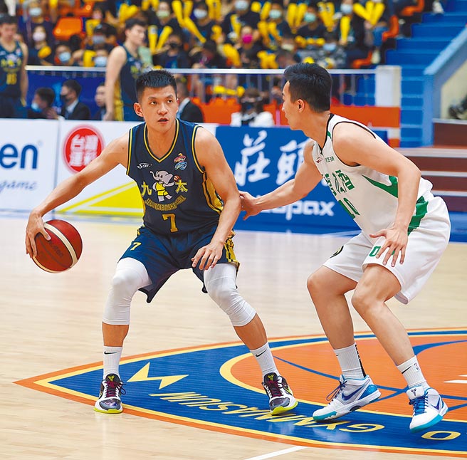 面对台啤后卫简佑哲（右）防守，九太后卫于焕亚（左）伺机找寻传球对象。（中华篮协提供）