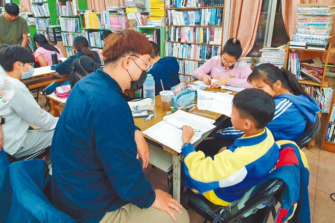 嘉县民雄薪传二手书店开办弱势学生免费课辅长达10年，9月将在水上乡成立分部。（取自黄金山脸书／吕妍庭嘉义传真）