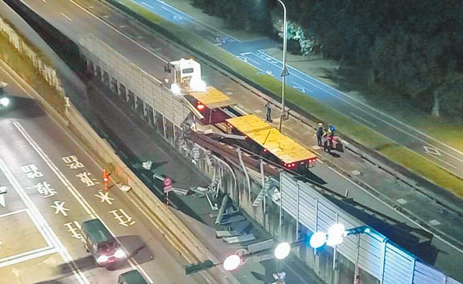 聯結車鋼梁掉落砸毀隔音牆，並造成北市水源快速道路回堵，肇事車輛竟是中正橋改建的施工廠商。（張薷翻攝）