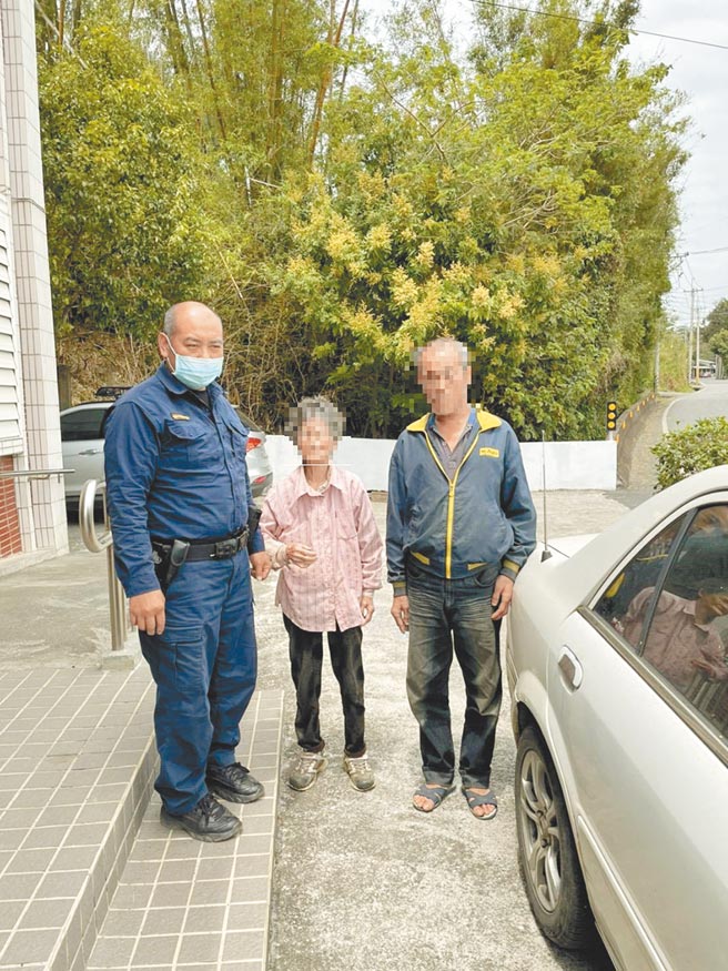 吳男和警方找到吳母後，吳母卻說，看到兒子呼喊自己時，其實一直都站在兒子前方且不斷對揮手喊「我在這裡」。吳男事後回想才驚覺是否當時被魔神仔遮眼。（玉里警分局提供／羅亦晽花蓮傳真）