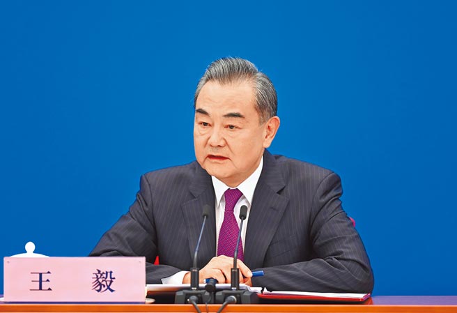 中国外交部长王毅针对美国表示，民主不是可口可乐，全世界一个味。 （新华社）